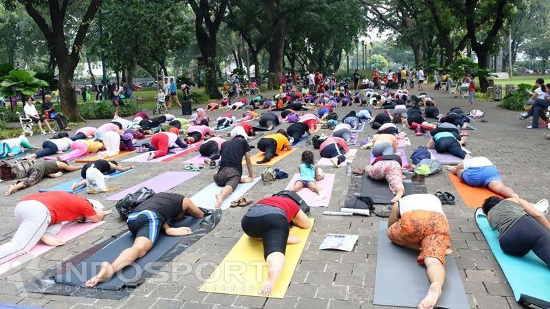 Komunitas Yoga Gembira ajak beryoga sambil peduli kepada sesama dan alam semesta. Copyright: © Hamid/Indosport